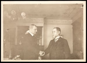 Kontreadmiral Robley Dunglison Evans håndhilser på en annen mann, 1906 (sølv gelatintrykk)